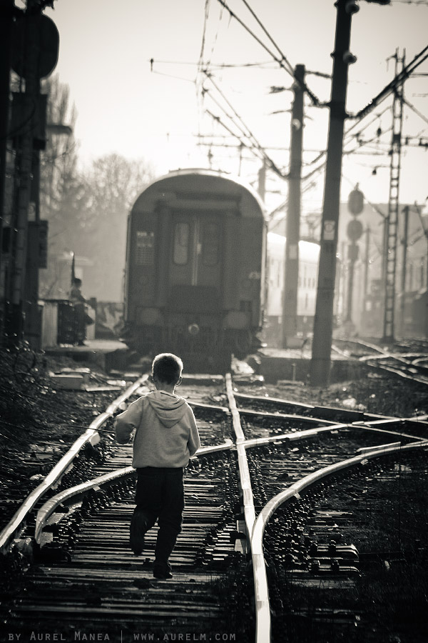 kid-running-after-train